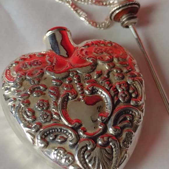 Stupendous Sterling Large Lady's Perfume Heart Fla - Picture 7 of 15